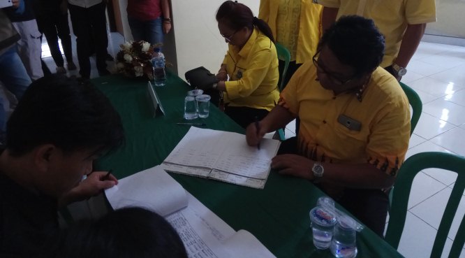 partai-golkar-kota-tomohon-menyambangi-kantor-kpu-tomohon-senin-16102017_20171016_142758.jpg