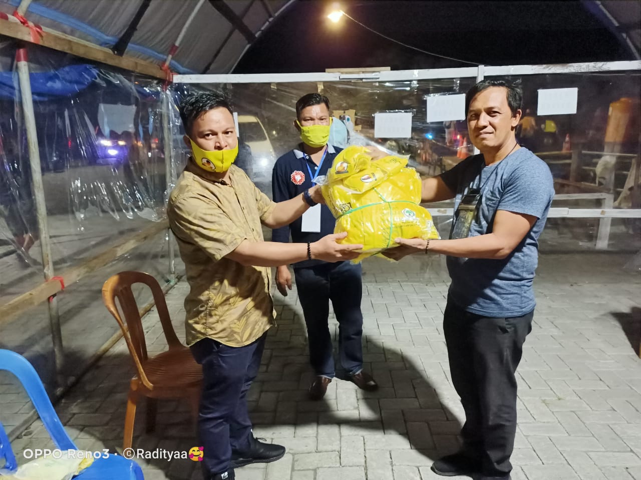 Sulhan Serahkan APD dan Masker di Pos Perbatasan Bolmong - Minsel