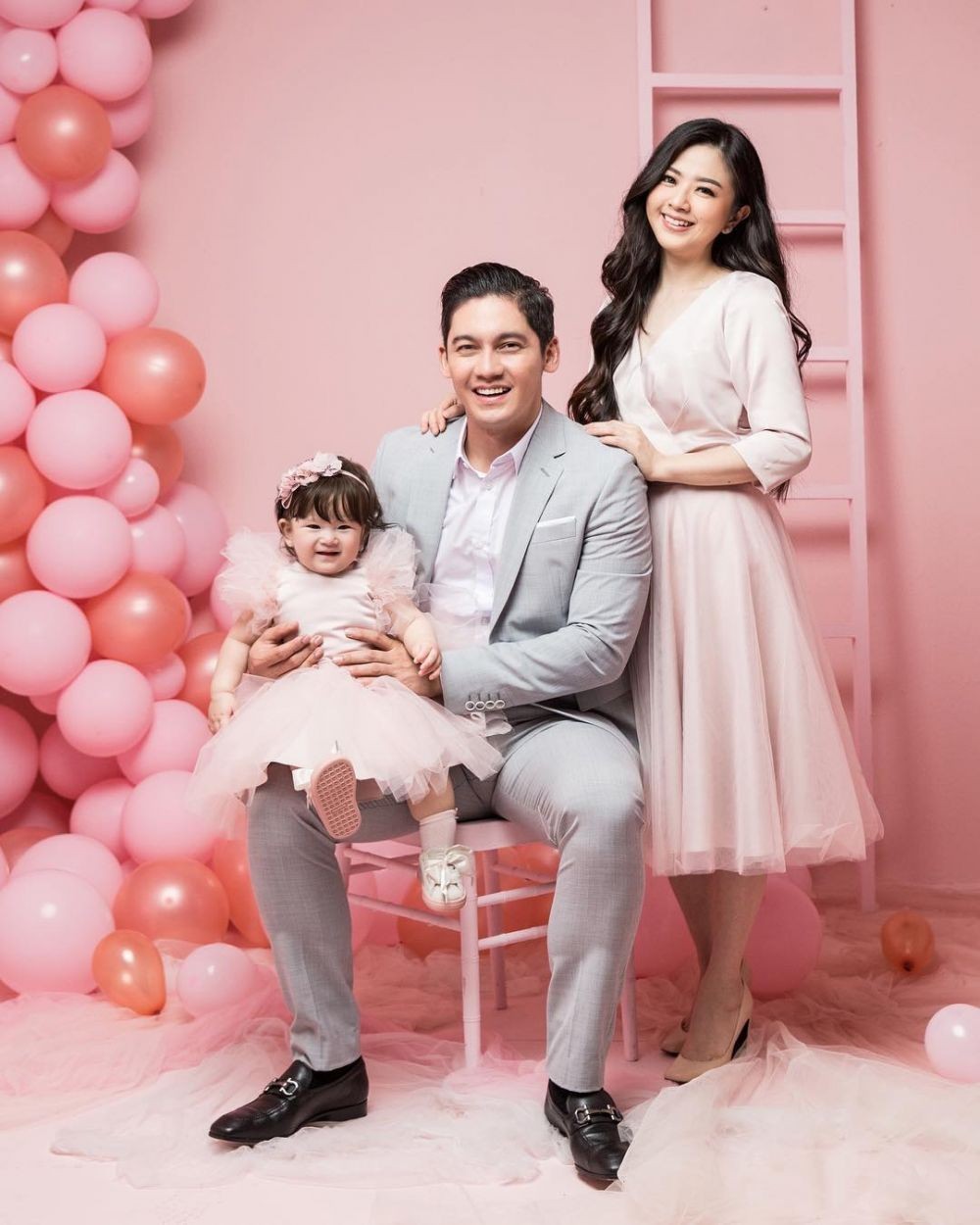 Punya Anak Bak Boneka Hidup, Ini Potret Keluarga Samuel Zylgwyn dan Franda