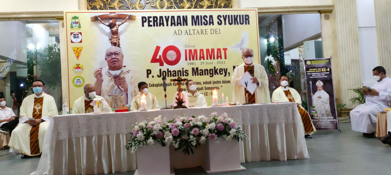 pastor-yantje-mangkey-40-tahun-imamat-2.jpg