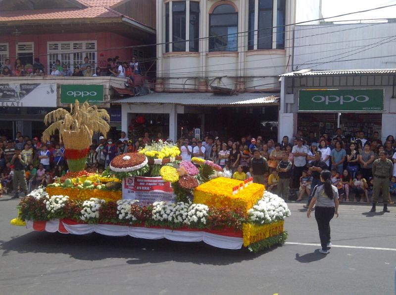 pawai-pembangunan-tomohon-kayak-tiff-ada-bunga_20150819_144327.jpg