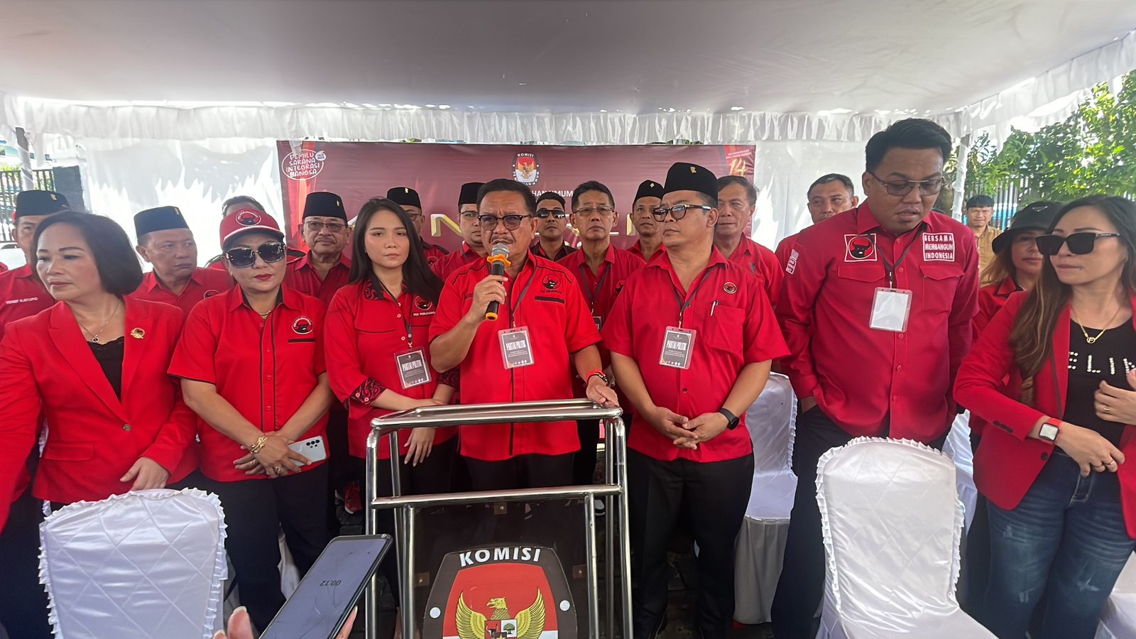 pdip-kota-bitung-datang-mendaftar-ke-kpu-bitung-789.jpg