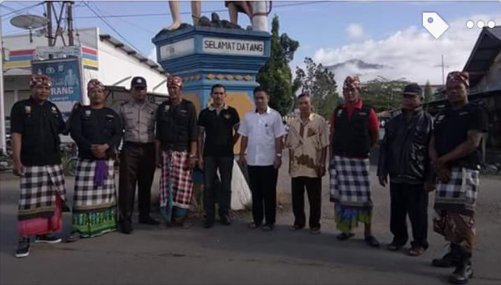 pecalang-jaga-salat-id_20170625_143502.jpg