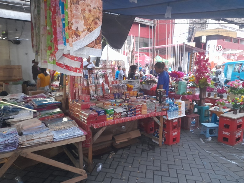pedagang-kembang-api-pasar-45-manado.jpg