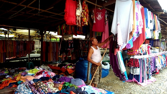 pedagang-pakaian-di-pasar-soguo-bolsel.jpg