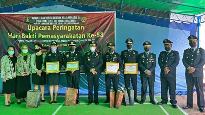 pegawai-dan-warga-binaan-rutan-kotamobagu-saat-menerima-penghargaan-347437.jpg