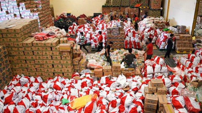 pekerja-mengemas-paket-bantuan-sosial-bansos-45345.jpg