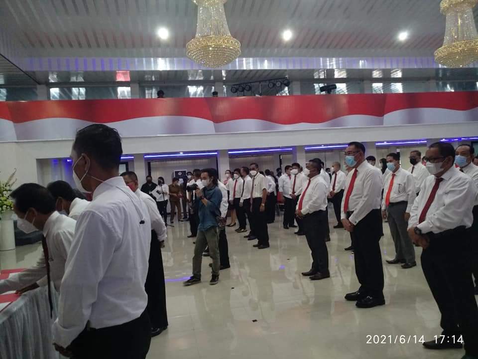 pelaksanaan-pelantikan-staf-khusus-wali-kota-dan-wakil-wali-kota-bitung-beberapa-waktu-lalu.jpg