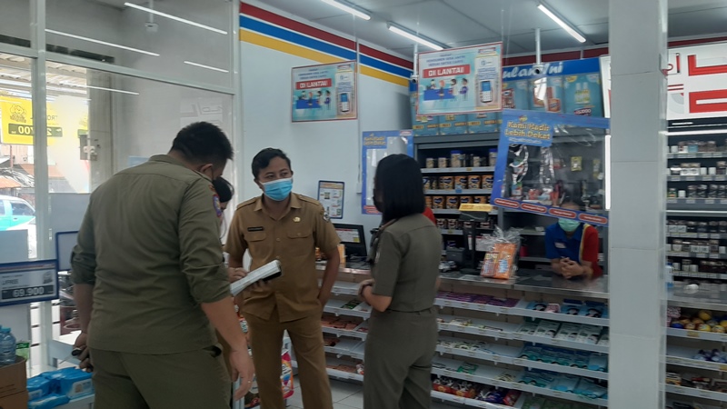 pelaksanaan-penertiban-ijin-operasi-di-salah-satu-ritel-modern-di-kelurahan-kakaskasen-satu.jpg