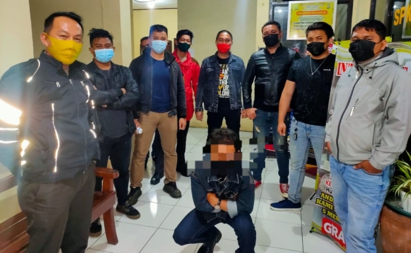 pelaku-dt-saat-digelang-ke-mapolsek-tomohon-tengah.jpg