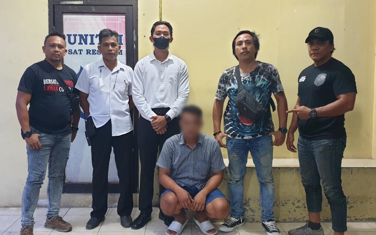 pelaku-saat-diamankan-di-polresta-manado-7uji90.jpg