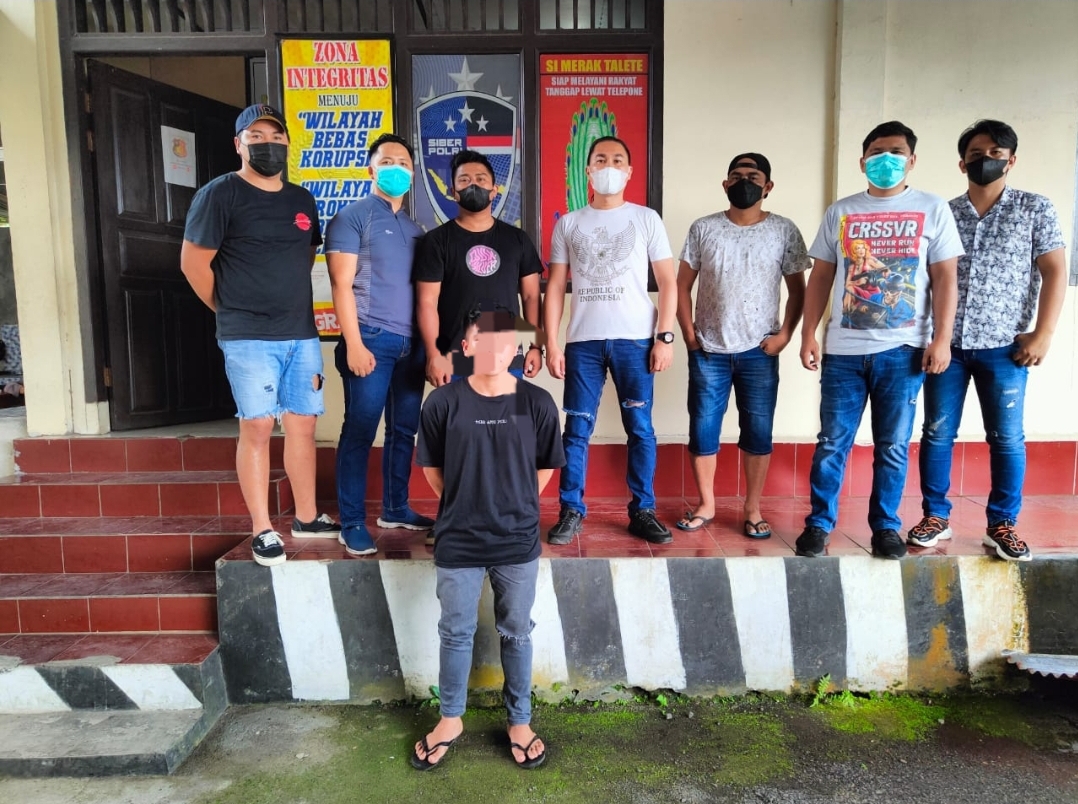 pelaku-saat-diamankan-ke-mapolsek-tomohon-tengah-selasa-2892021.jpg