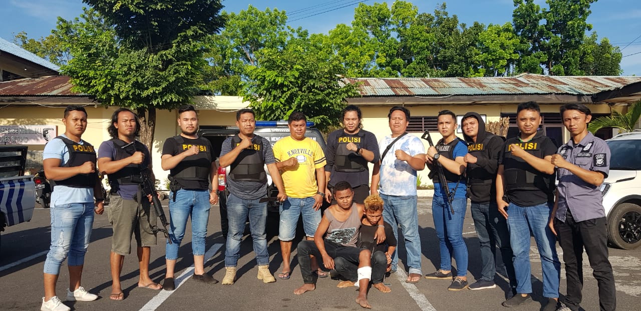 pelaku-saat-diamankan-tim-gabungan-tarisus-dan-resmbob-polres-bitung-dan-barang-bukti.jpg