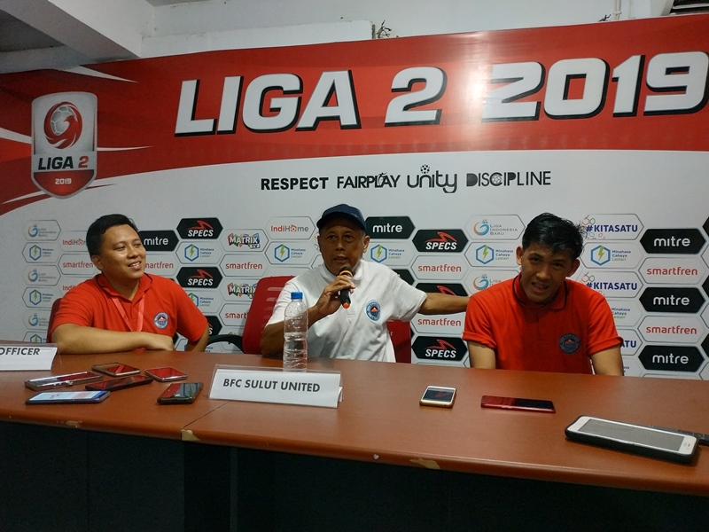 pelatih-sulut-united-herry-kiswanto-tengah-dan-striker-eksel-runtukahu-50.jpg