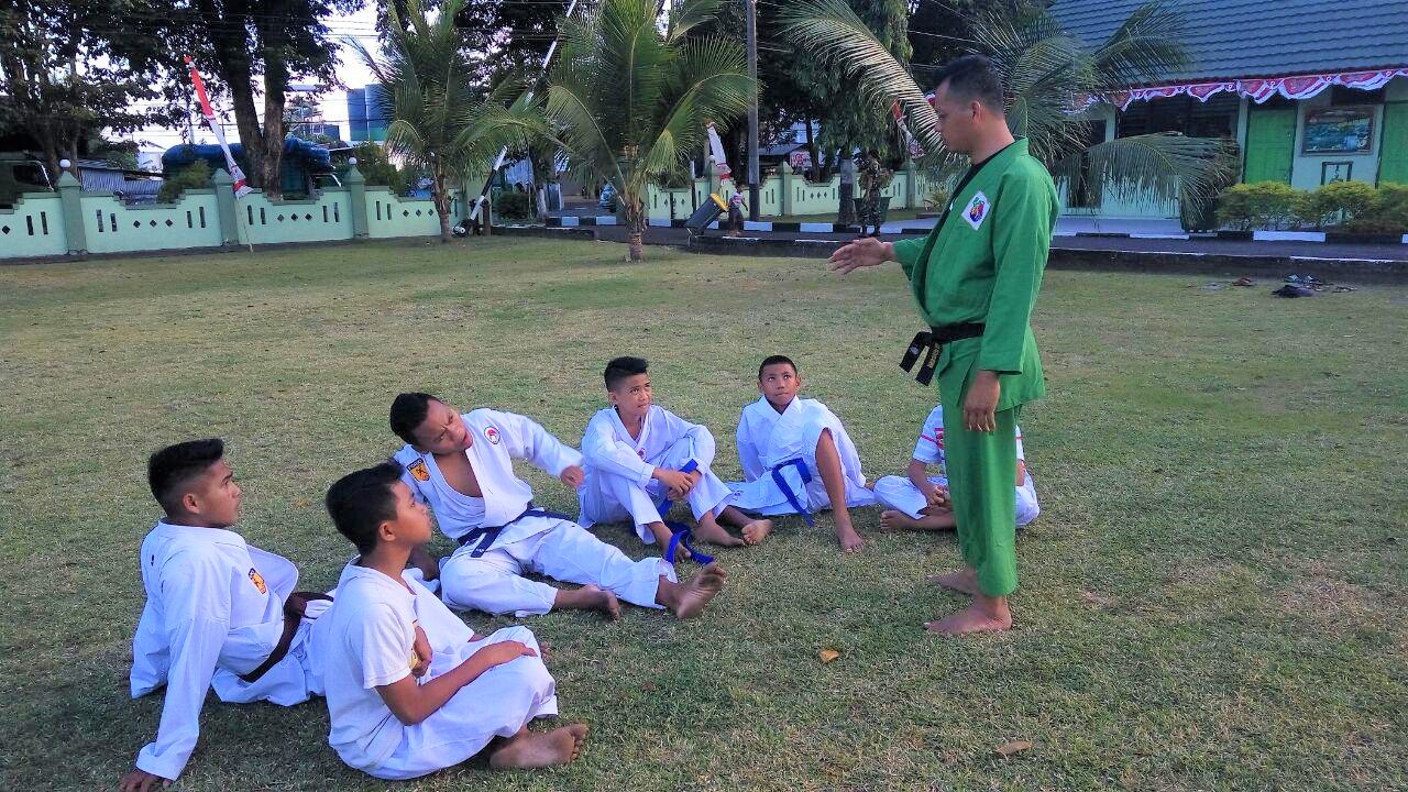 Tentara Ini Ajarin Yongmoodo kepada Siswa Sekitaran Kodim Bitung