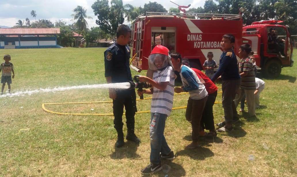 pelatihan-pemadam-kebakaran-bagi-siswa-di-kotamobagu.jpg