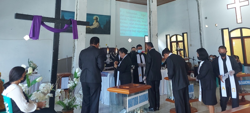 Penatua dan Diaken Pakai Sarung Tangan saat Perjamuan Kudus di GMIM Anugerah Bitung