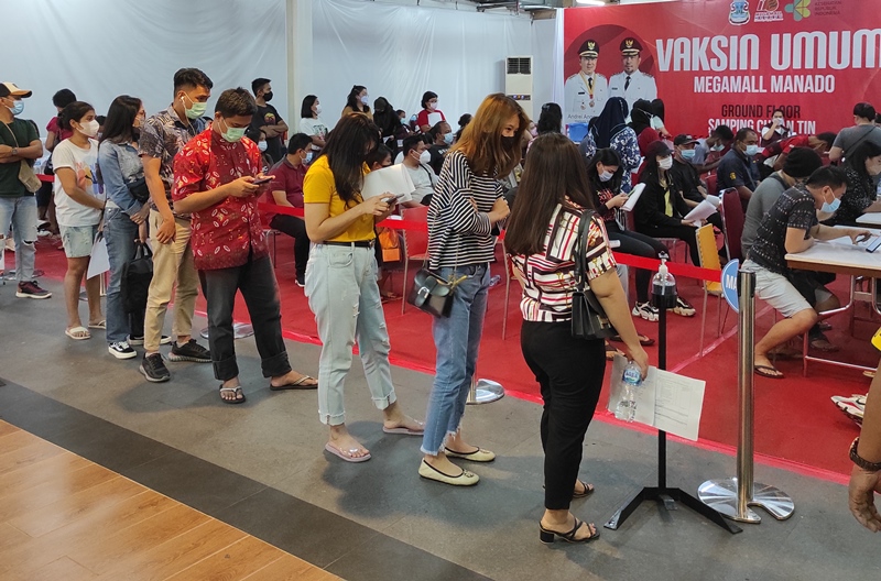 pelayanan-vaksinasi-bagi-masyarakat-umum-oleh-pemkot-manado-di-atrium-megamall-manado.jpg