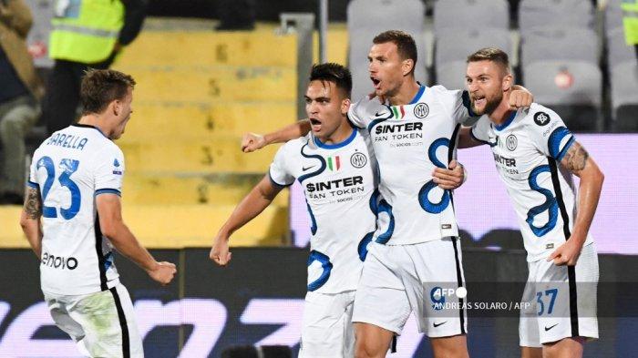 pemain-depan-inter-milan-asal-bosnia-edin-dzeko-merayakan-dengan-rekan-setimnya.jpg
