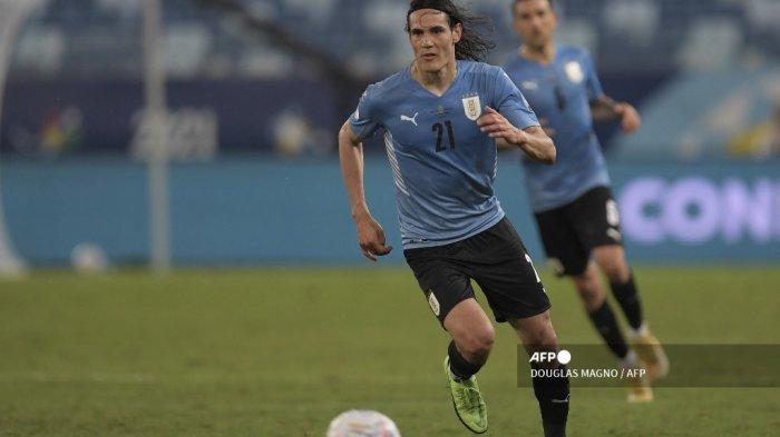 pemain-uruguay-edinson-cavani-menggiring-bola-saat-pertandingan-fase-grup-turnamen.jpg