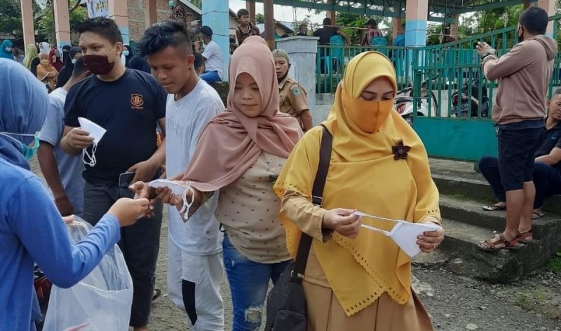 pembagian-masker-oleh-dinas-kesehatan-di-desa-bilalang-ii-selasa-02032021.jpg