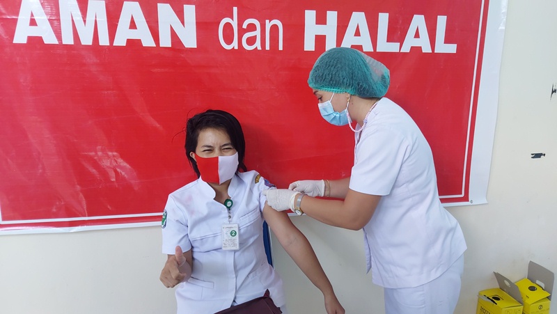 pemberian-vaksinasi-covid-19-di-bitung-beberapa-waktu-lalu.jpg