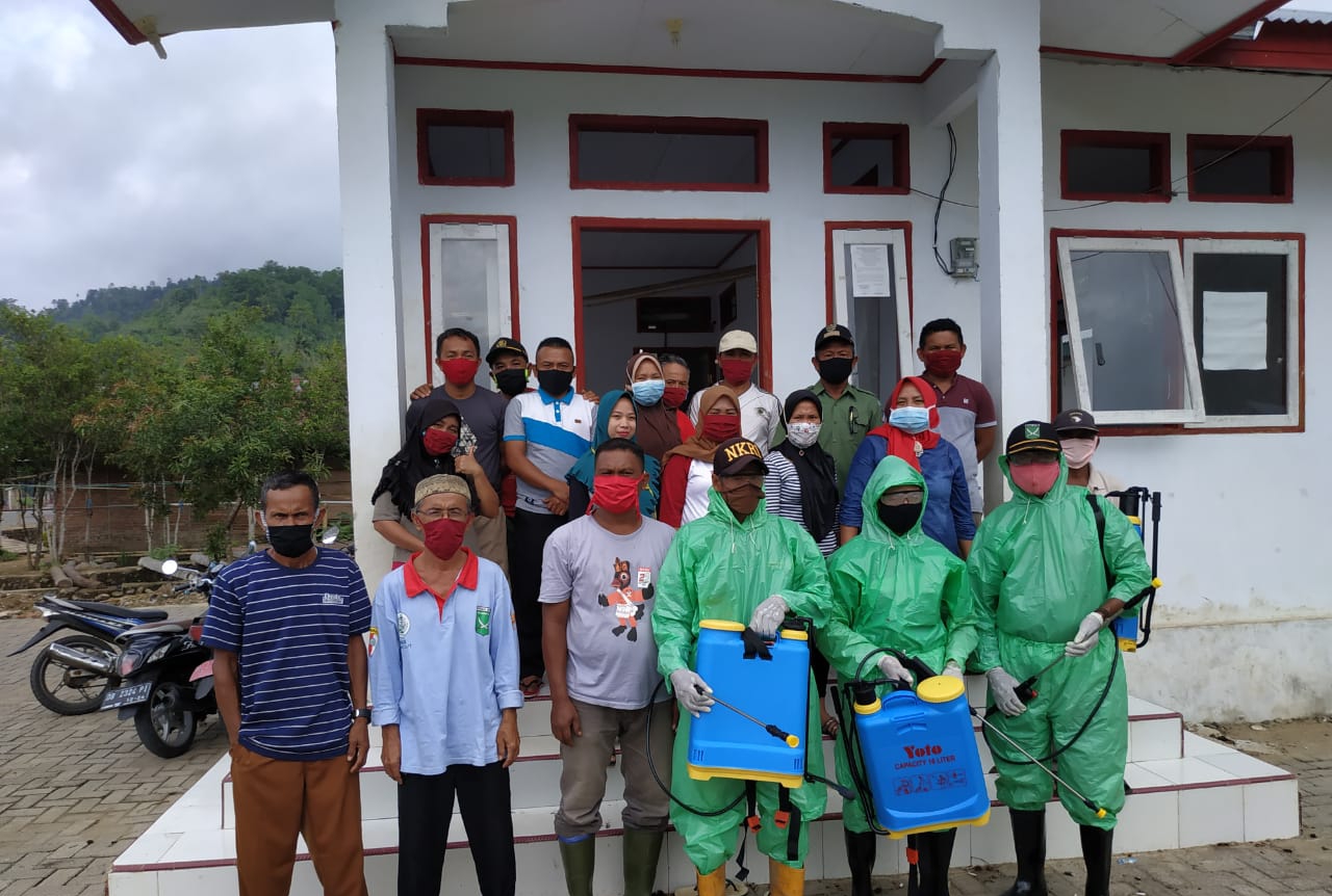 Perangi Covid-19, Pemdes Mataindo Utara Bagikan Masker dan Semprot Disinfektan ke Rumah Warga
