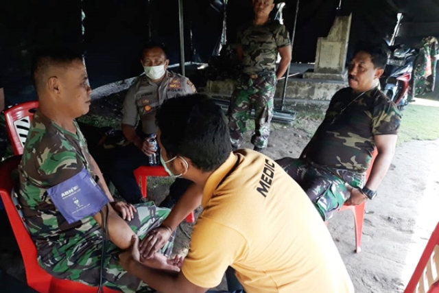 Tim kesehatan Polres Sangihe Periksa Petugas Pengamanan Penanggulangan Gunung Karangetang