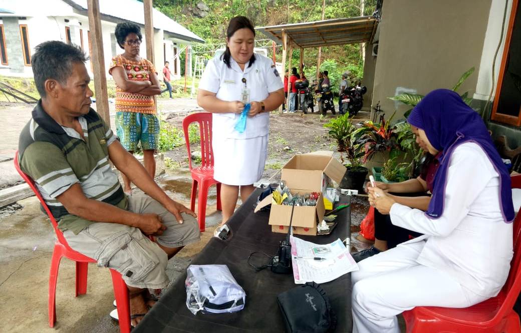 pemeriksaan-kesehatna-pengungsi-karangetang.jpg