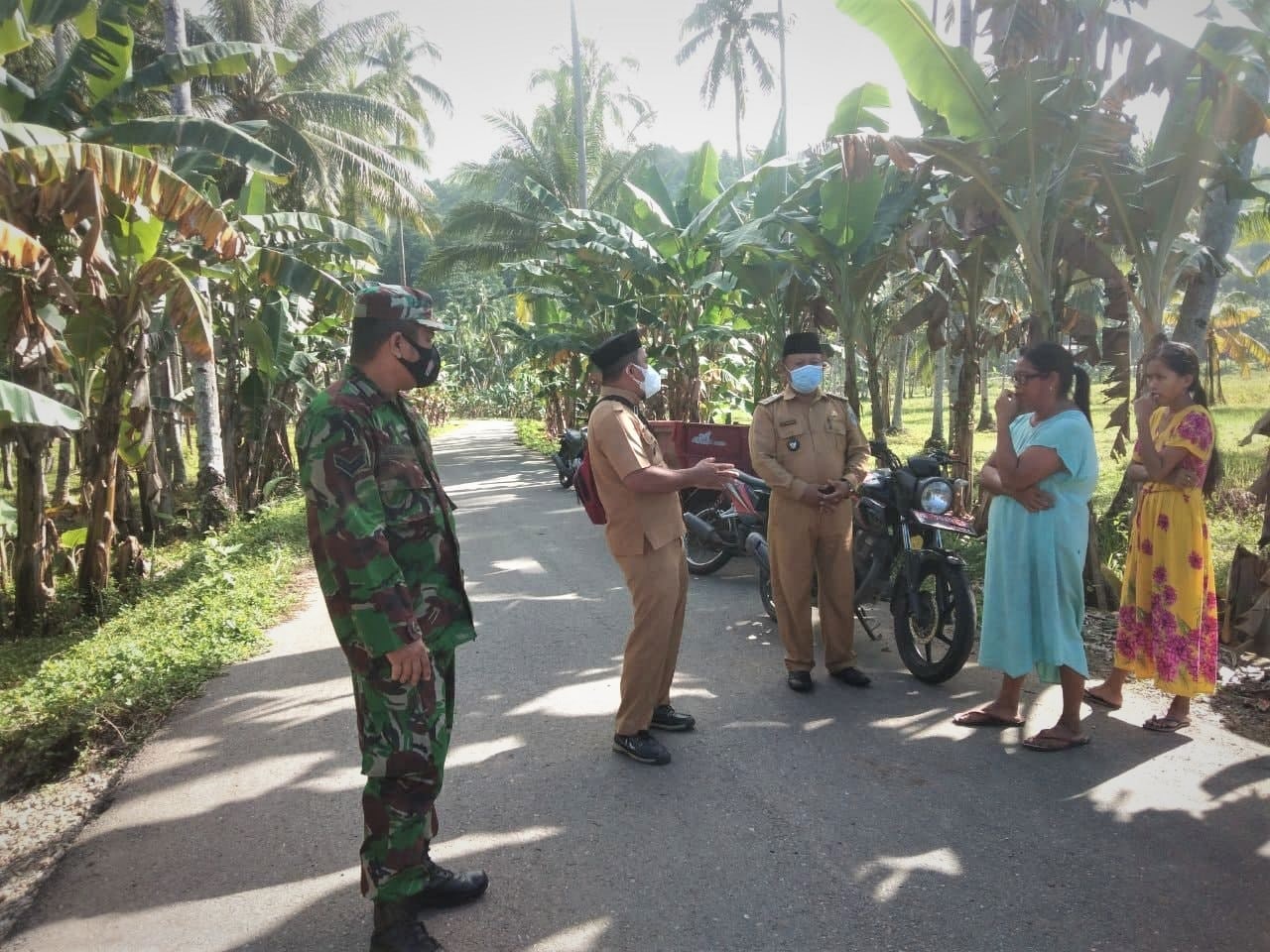 Babinsa Koramil dan Pemerintah Desa Desa Linawan Turun Jalan Ajak Masyarakat Taati Prokes