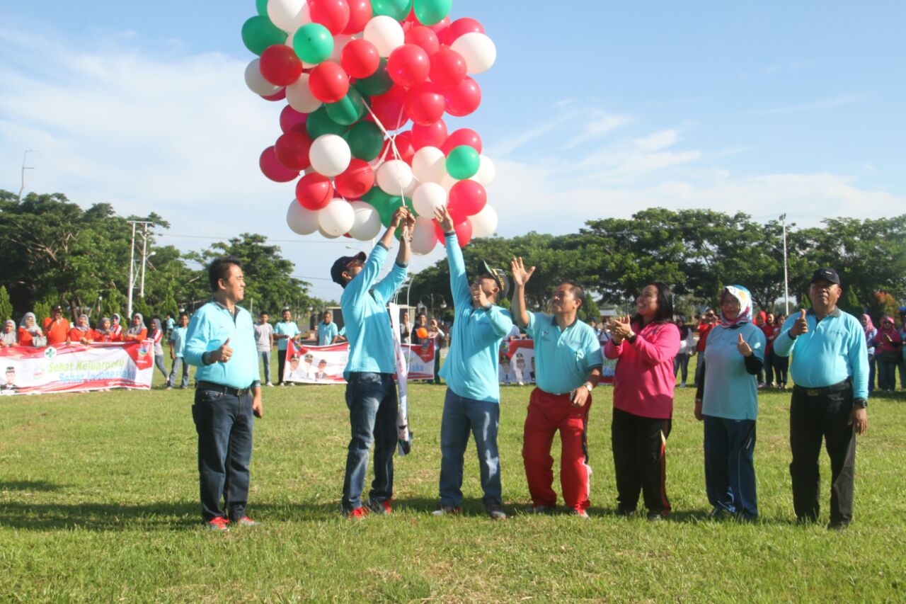 pemerintah-kabupaten-bolaang-mongondow-menggelar-jalan-sehat_20171103_120819.jpg