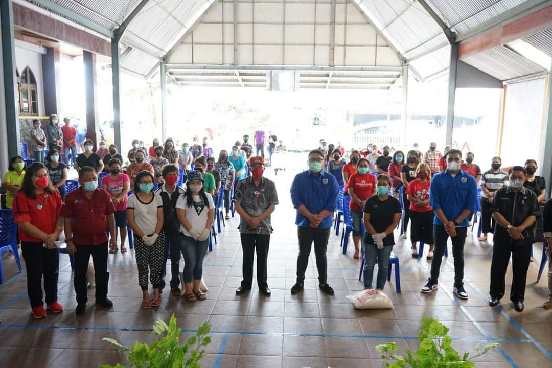 pemerintah-kabupaten-minahasa-menyerahkan-bantuan8694.jpg