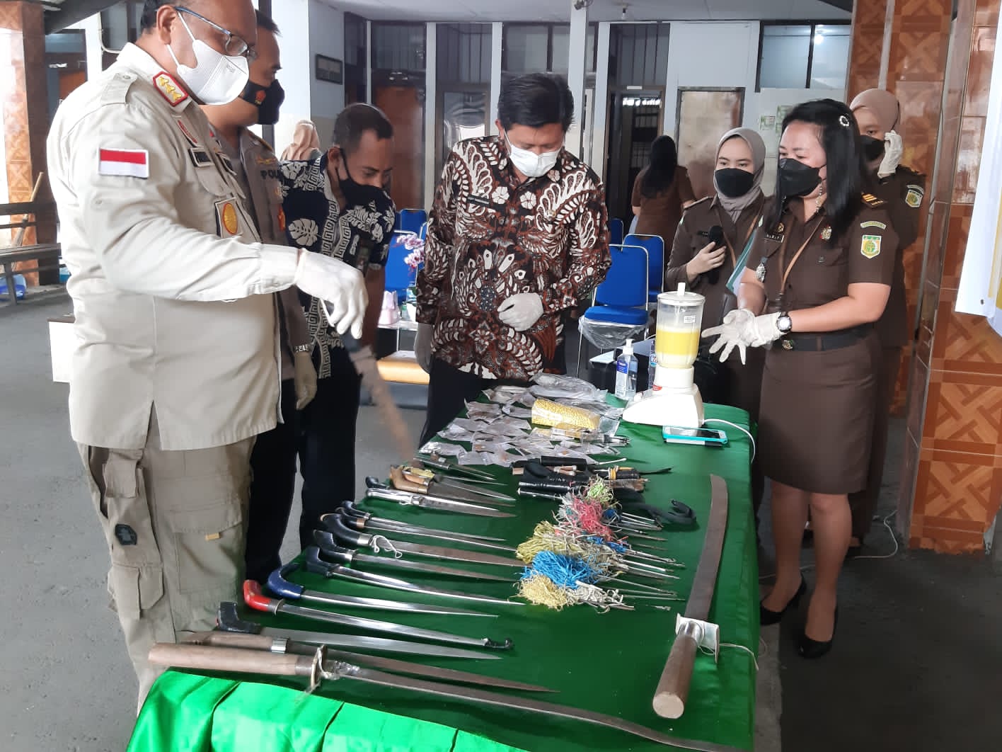 Kejari Bitung Musnahkan Ribuan Obat Keras dengan Blender