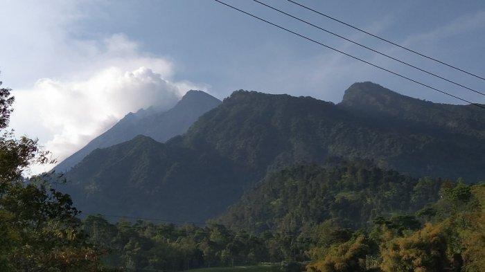 penampakan-gunung-merapi-dari-desa-sidorejo-3464373.jpg