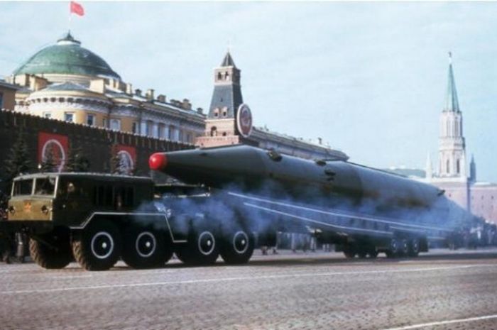 penampakan-rudal-balistik-uni-soviet-di-lapangan-merah.jpg