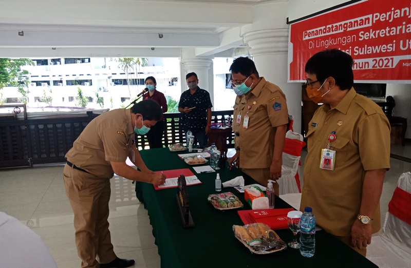 penandantangan-kinerja-dilakukan-pejabat-pemprov-senin-1112021.jpg