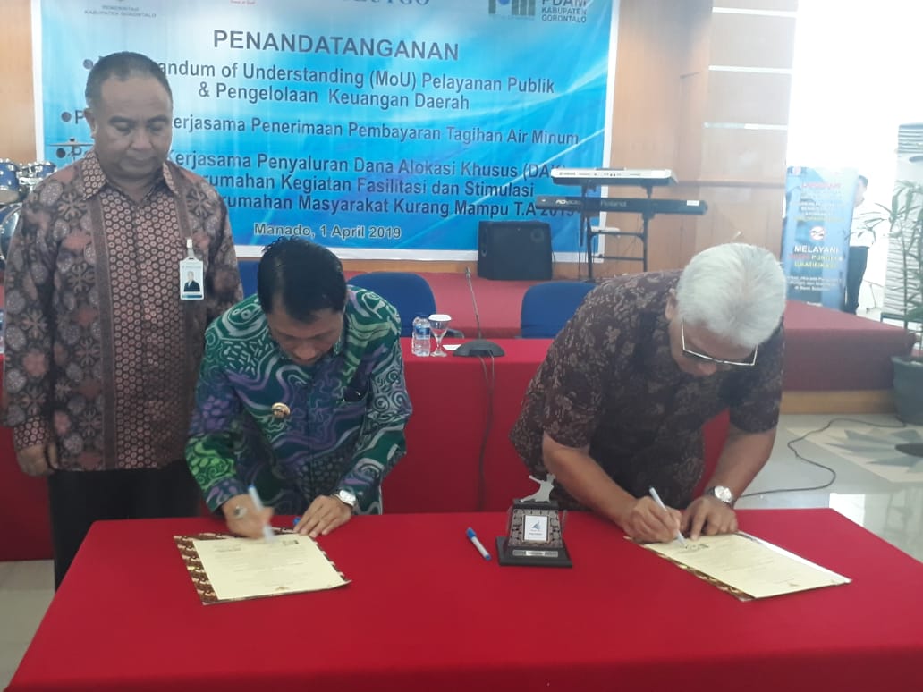 penandatangan-mou-pengelolaan-keuangan-pemkab-gorontalo-oleh-bank-sulut.jpg