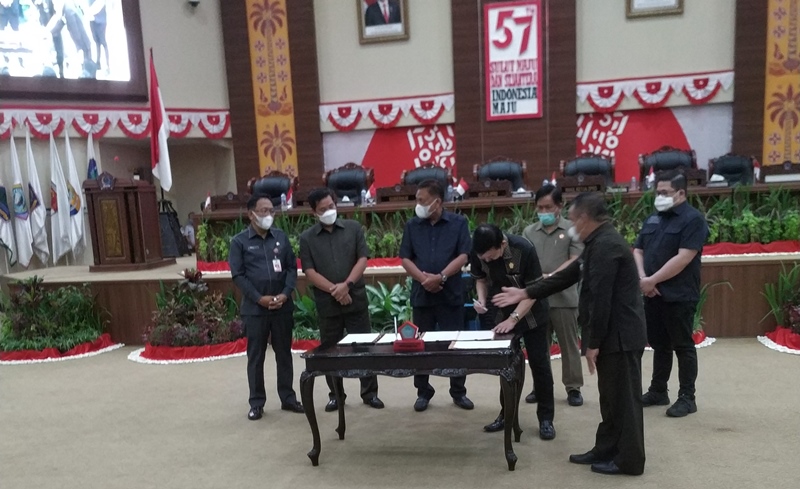 penandatangan-nota-kesepakatan-kua-ppas-apbd-2022-di-ruang-rapat-paripurna-dprd-sulut.jpg