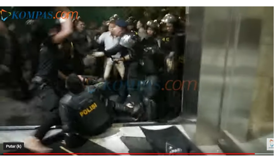 VIRAL Pendemo tak Berdaya Dikeroyok Polisi, Rekaman Wartawan Diminta Dihapus, Tonton Videonya