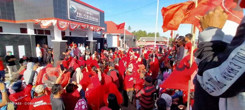 Unggul Dihitung Cepat, Pendukung Berkah Rayakan Kemenangan dengan Tetap Memakai Masker