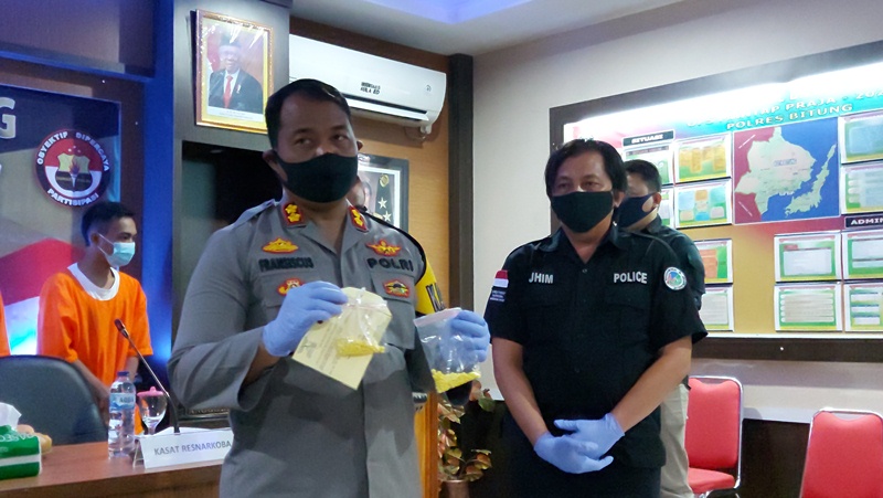 Pria Ini Sembunyikan Ratusan Butir Obat Keras di Celana Dalam