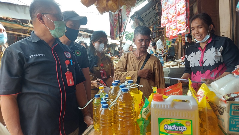 Pedagang Pasar Winenet Bitung Belum Jual Minyak Goreng Satu Harga