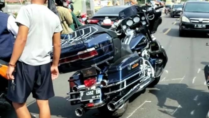 pengendara-moge-harley-davidson-tabrak-4-kendaraan.jpg