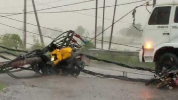 pengendara-motor-tertimpa-tiang-listrik-di-gresik121.jpg