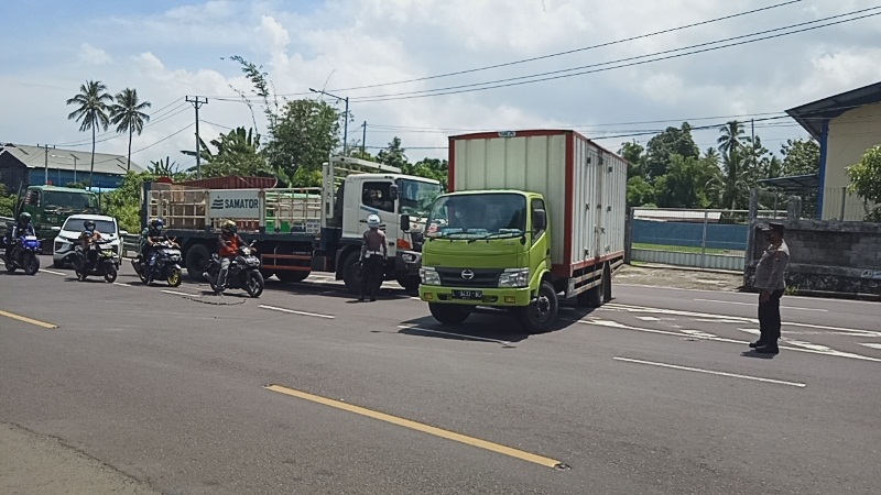 Disuruh Lewat Jalan Tol Sopir Truk Gusar, Sempat Berdebat dengan Polisi, Penjagaan Perbatasan Ketat