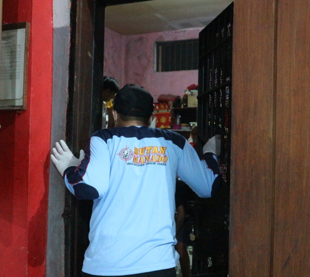 penggeledahan-serta-tes-urine-bagi-warga-binaan-di-rutan-manado.jpg