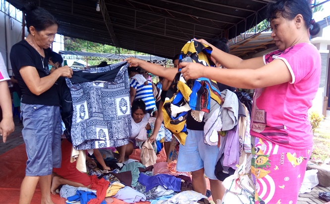 Pengungsi Karangetang Berebut Pakaian Layak Pakai
