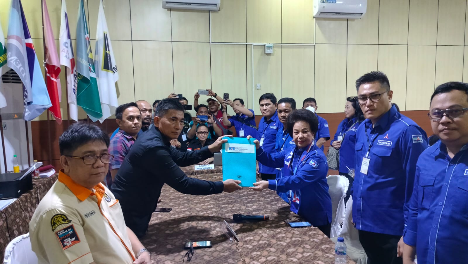 pengurus-partai-demokrat-manado-ketika-tiba-di-kpu-manado-minggu-14-mei-202367.jpg