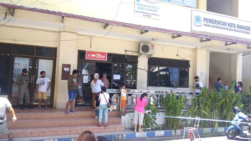 Di Tengah Pandemi Covid-19, Warga Manado Masih Ramai Urus Dokumen di Kantor Disdukcapil