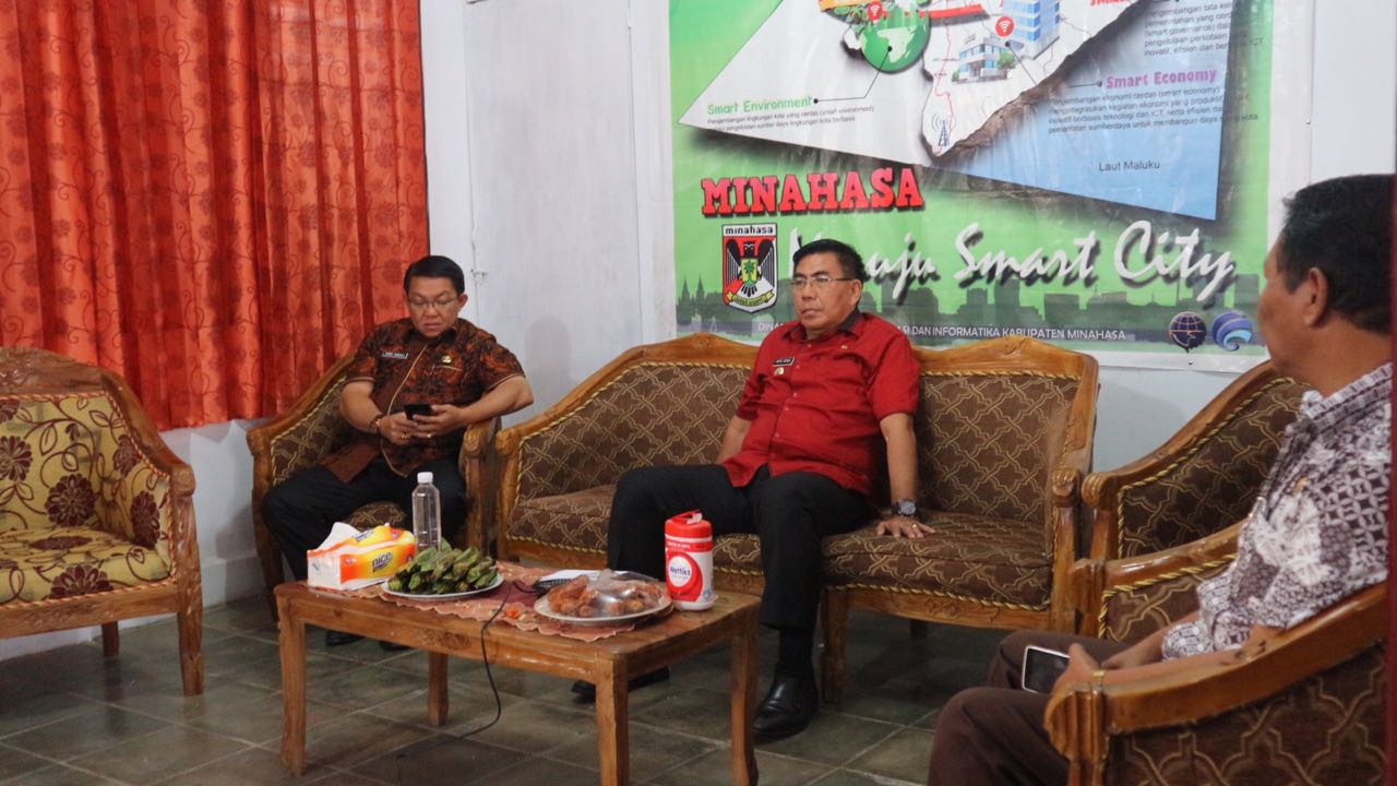 penjabat-bupati-minahasa-drs-royke-mewoh_20180628_133552.jpg